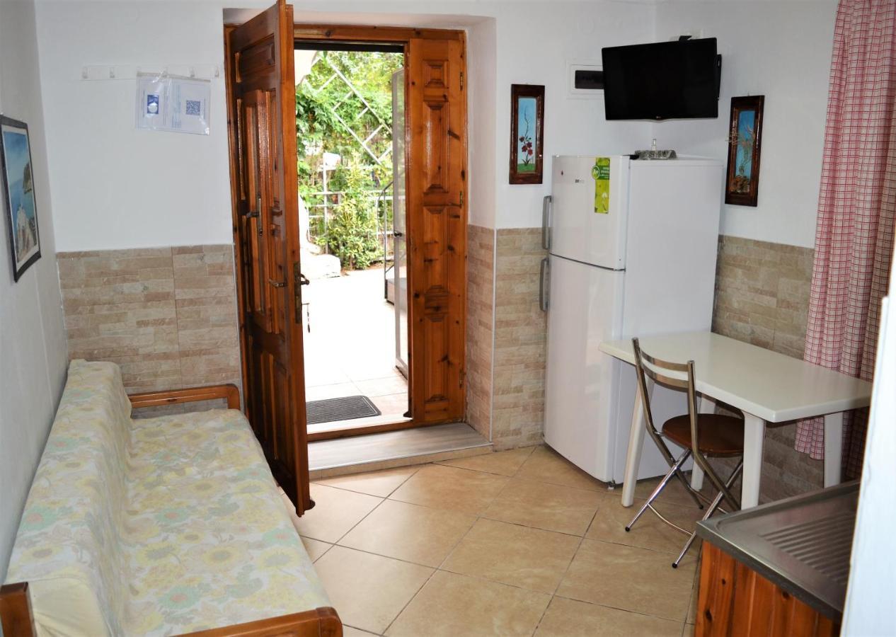 Evaggelou Apartment Potos
